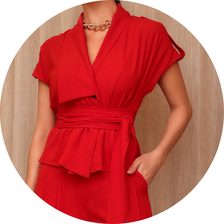 01 blusa com gola assimetrica e faixa vermelho