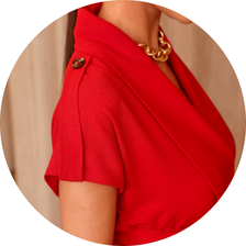 02 blusa com gola assimetrica e faixa vermelho