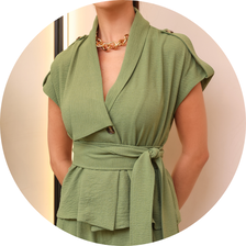 06 blusa com gola assimetrica e faixa verde