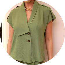 07 blusa com gola assimetrica e faixa verde