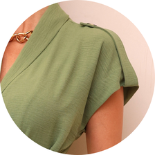 08 blusa com gola assimetrica e faixa verde