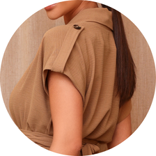 03 blusa com gola assimetrica e faixa areia