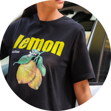01 t shirt estampa frutas preta