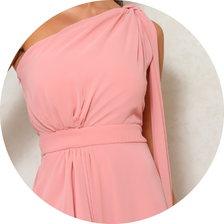 08 vestido ombro unico com faixa rosa claro