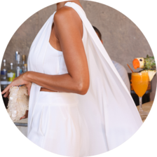 02 conjunto blusa alongada um ombro com short off white