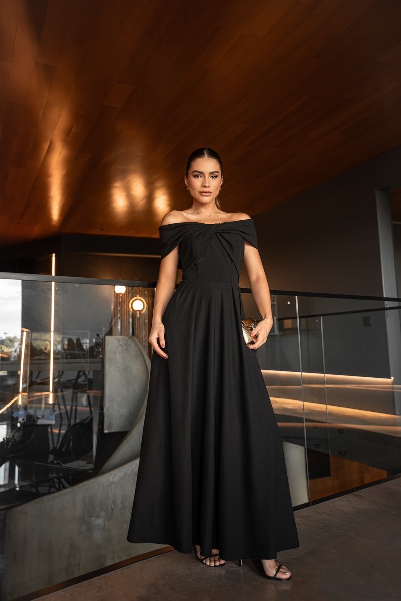 Vestido Midi Ombro A Ombro Evasê Preto DOT