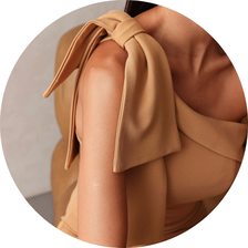 09 macacao um ombro so de laco caramelo