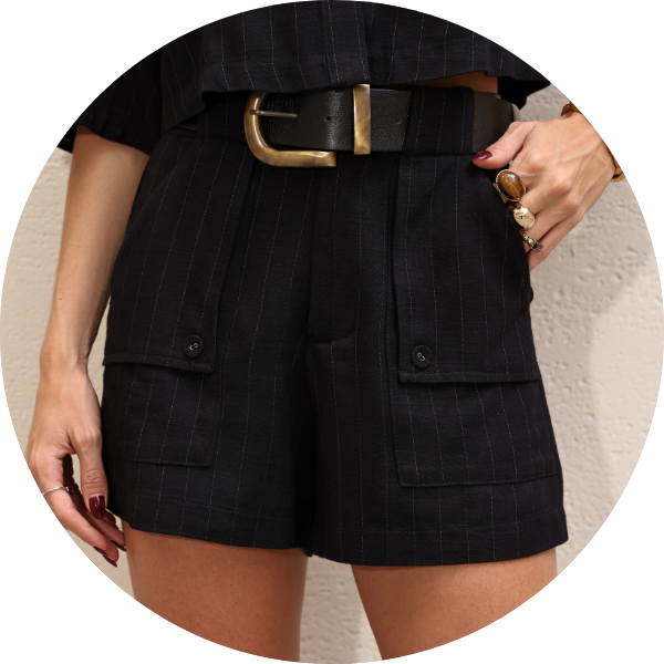 06 conjunto camisa cropped e shorts risca de giz preto