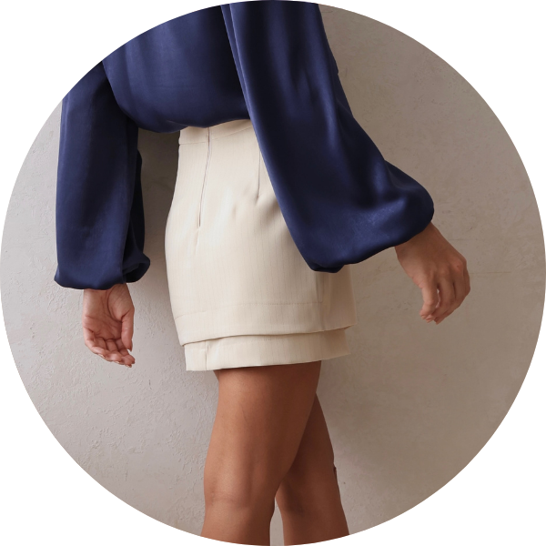 03 short saia envelope risca de giz bege