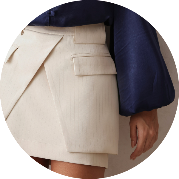 04 short saia envelope risca de giz bege