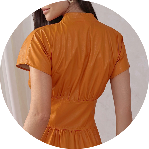 02 vestido courino botao metal conhaque