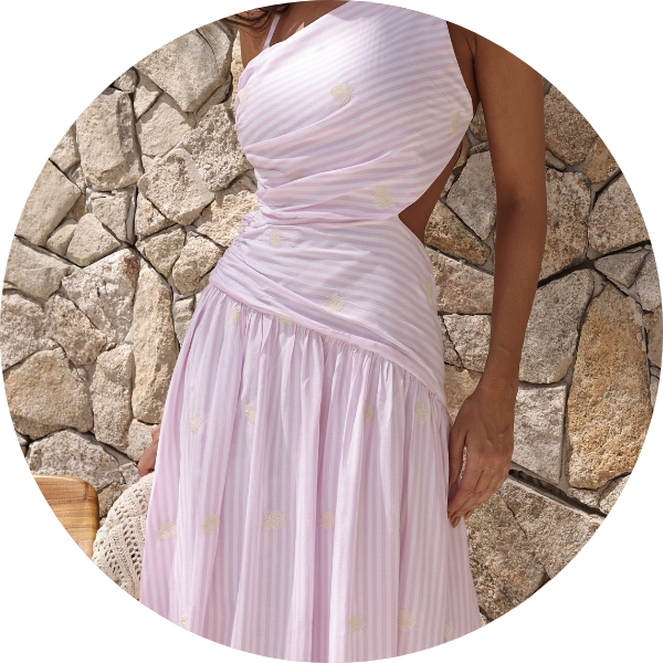 01 vestido listrado detalhes bordada assimetrico rosa claro