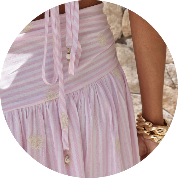 03 vestido listrado detalhes bordada assimetrico rosa claro