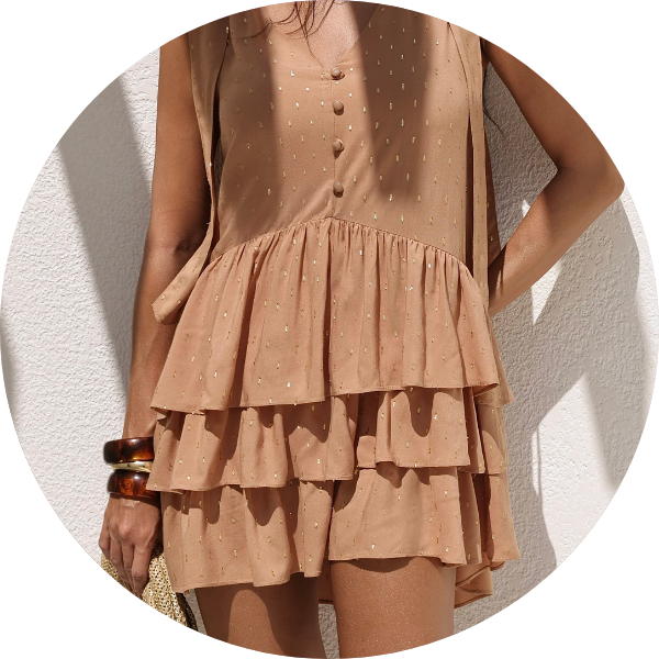 01 vestido curto saia babado doce de leite