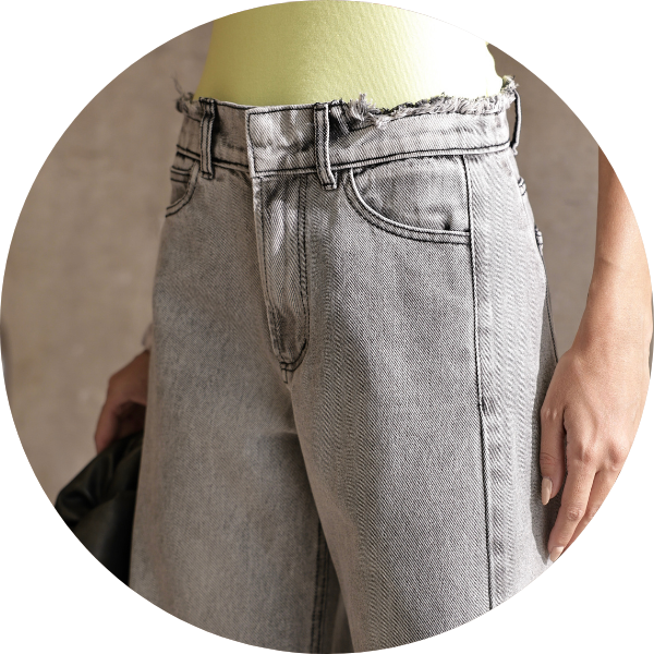 02 calca jeans flare cos desfiada cinza