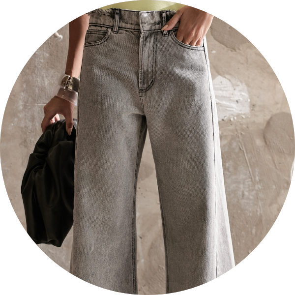 03 calca jeans flare cos desfiada cinza