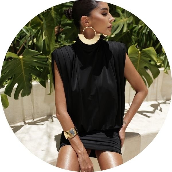 02 vestido curto com ombreira preto