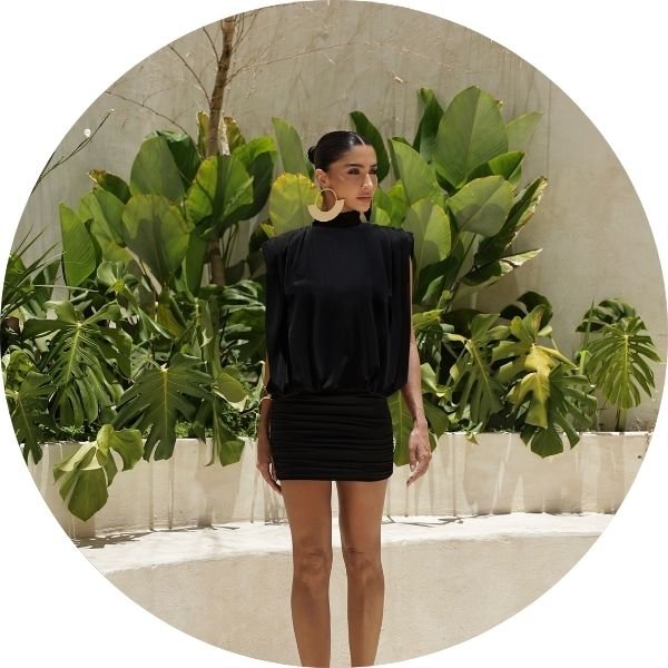 03 vestido curto com ombreira preto