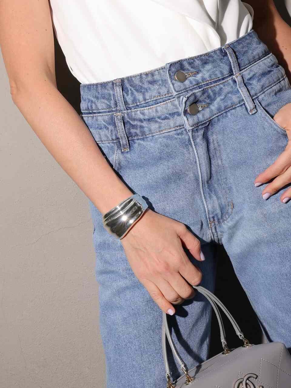 Cal&ccedil;a jeans feminina de cintura alta com ajuste moderno, detalhe de bot&atilde;o duplo e estilo casual elegante